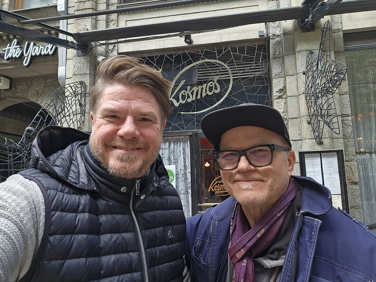 Käytiin suuren Juha Tynkkysen <a href="/JuhaTy/">Juha Tynkkynen</a> kanssa Kosmoksessa lounaalla. Loitsuttin aikoja, tapoja, ilmiöitä ja kuulumisia. Kiitos, olipas piristävää nähdä pitkästä aikaa 🎩
