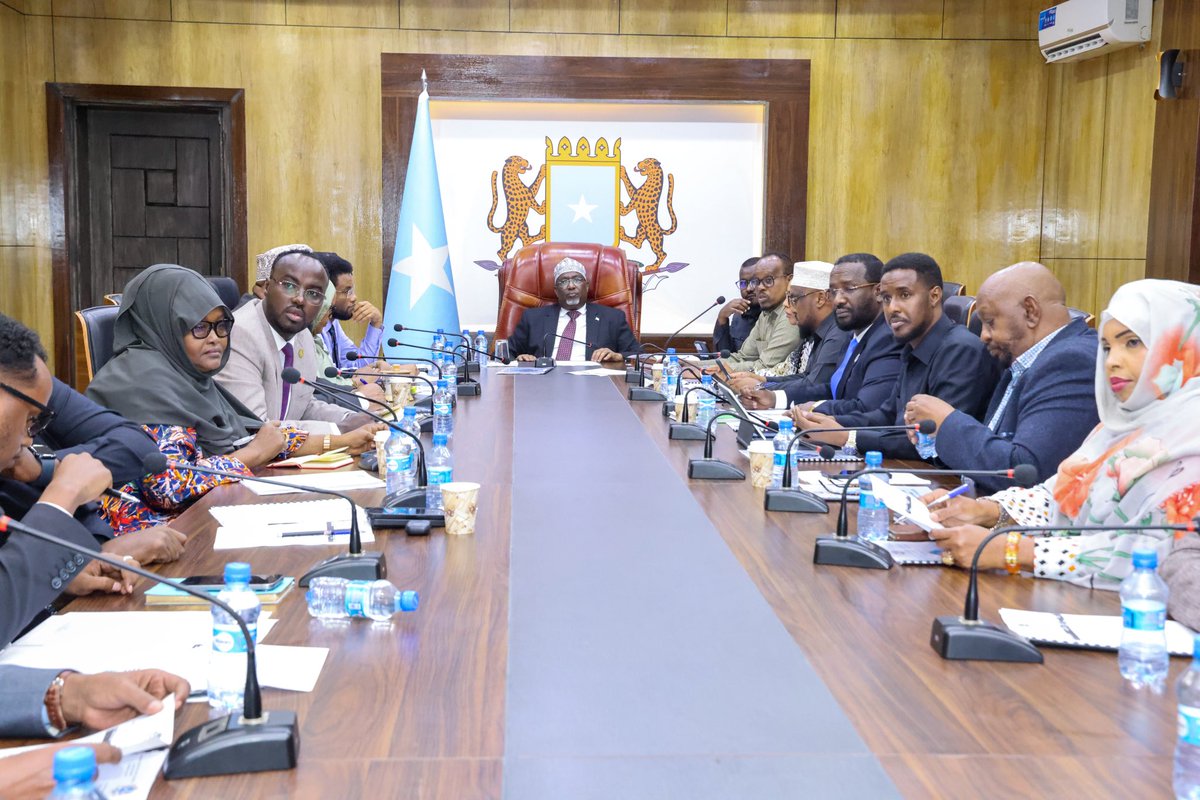 Guddoomiyaha Golaha Shacabka ee BJFS Mudane Sheekh Aadan Maxamed Nuur (Madoobe) ayaa shir guddoomiyay kulanka guddiga joogtada oo lagu Ajendeeyay kulamada Golaha ee todobaadka soo socda.