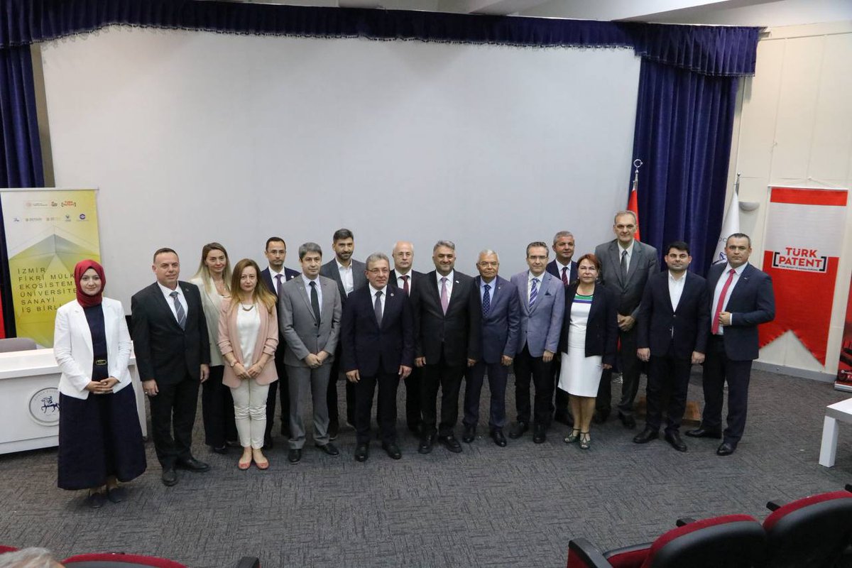 Türk Patent ve Marka Kurumu (@turkpatent) on Twitter photo 🎓 “Fikri Mülkiyet Ekosisteminde Üniversite-Sanayi İş Birliği” etkinliği, Dokuz Eylül Üniversitesi ev sahipliğinde gerçekleşti.
Kurum Başkanımız Prof. Dr. <a href="/mzekidurak/">M. Zeki DURAK 🇹🇷</a> burada yaptığı sunumunda; üniversitelerde sınai mülkiyet bilincinin artırılması, akademik buluşların 🎓 “Fikri Mülkiyet Ekosisteminde Üniversite-Sanayi İş Birliği” etkinliği, Dokuz Eylül Üniversitesi ev sahipliğinde gerçekleşti.
Kurum Başkanımız Prof. Dr. <a href="/mzekidurak/">M. Zeki DURAK 🇹🇷</a> burada yaptığı sunumunda; üniversitelerde sınai mülkiyet bilincinin artırılması, akademik buluşların