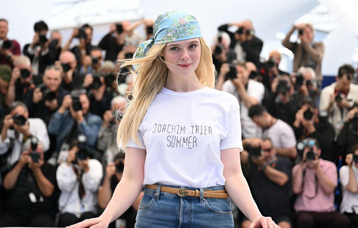 Elle Fanning wearing a "Joachim Trier Summer" t-shirt at the Sentimental Value photocall… absolutely iconic!!!
