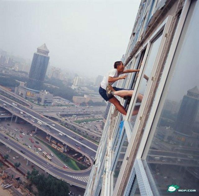 في لحظة خاطفة، تبدّل كل شيء.

تم التقاط هذه الصور والفيديوهات الـ12 قبل أن تنهار الحياة كلنا منهم  😨😰