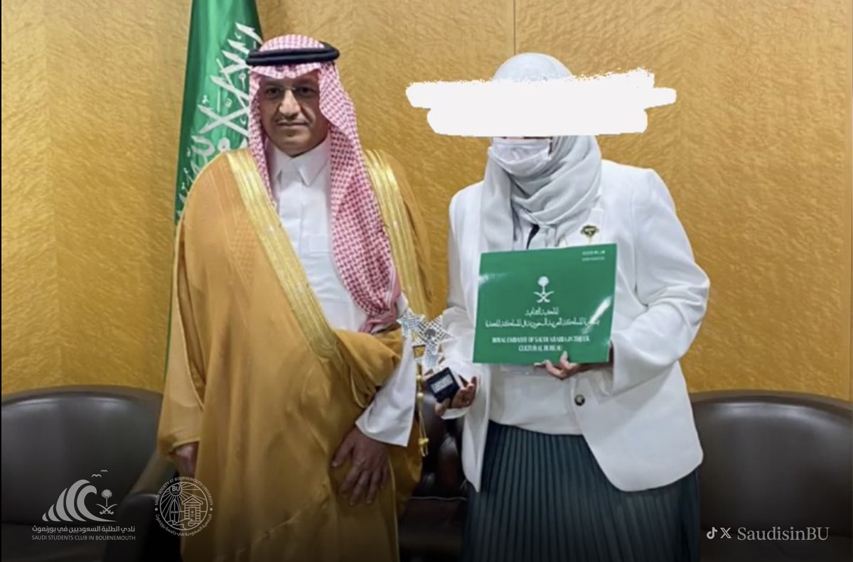 Saudis__inbu's tweet photo. معالي #وزير_التعليم أ. يوسف البنيان يكرّم #النادي_السعودي_في_بورنموث بالوسام الفضي لجائزة التميز المؤسسي لإدارة الأندية الطلابية للدورة 43 بحضور د. أفنان بترجي رئيس النادي في دورته السابقة. https://t.co/b3s4Hpurxc