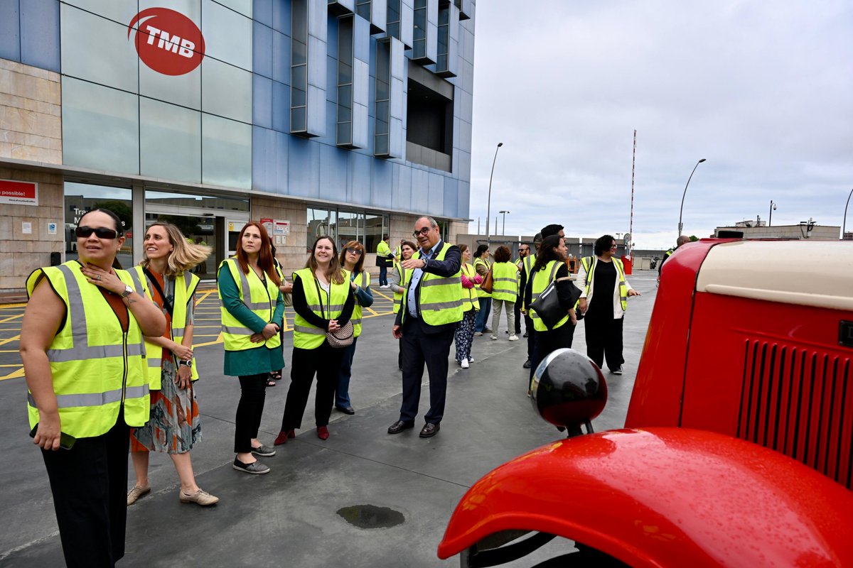 ♿️🤝Orgullosos de rebre avui a les nostres instal·lacions una delegació del <a href="/BancoMundial/">Banco Mundial</a> <a href="/BancoMundialLAC/">Banco Mundial | América Latina y el Caribe</a>, que s’ha interessat pel nostre model d’#accessibilitat universal, com a operador de transport públic de referència #metrobcn i #busbcn🚍🚇