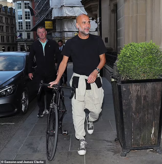 City_Xtra's tweet photo. Pep Guardiola arriving in style at Kevin De Bruyne's #ManCity farewell party last night. 🚲🥶

📸 Eamonn &amp; James Clarke https://t.co/zPAJARKMtr