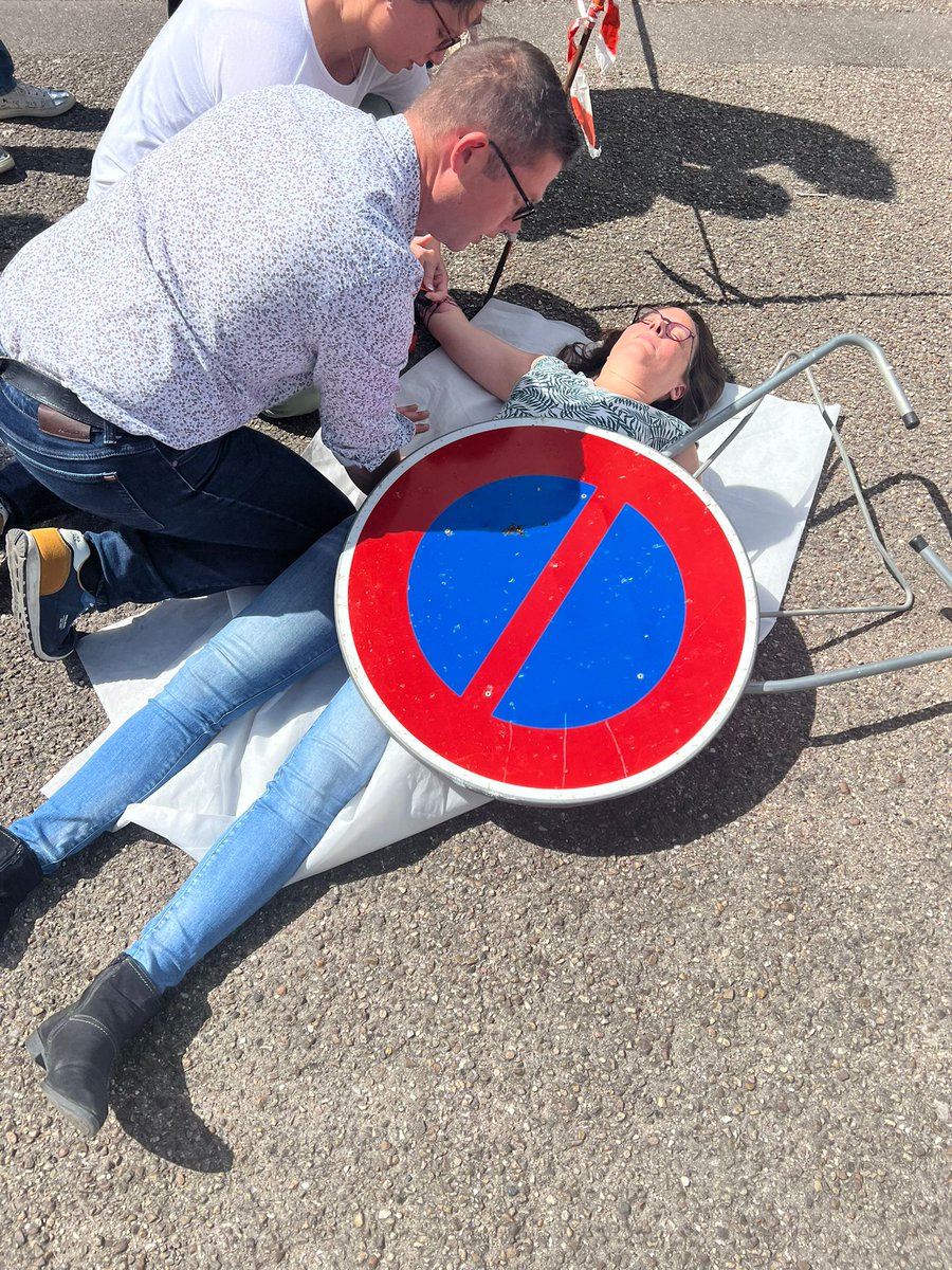 15 personnels de la DSDEN et des CMS de la Meuse formés aux #GestesQuiSauvent 🚑⛑️
Un groupe au top : engagé, motivé, solidaire ⚡💪🤝
Un grand merci pour leur implication ! ⭐
<a href="/acnancymetz/">Académie de Nancy-Metz</a> 
<a href="/DSDEN55/">DSDEN55</a>