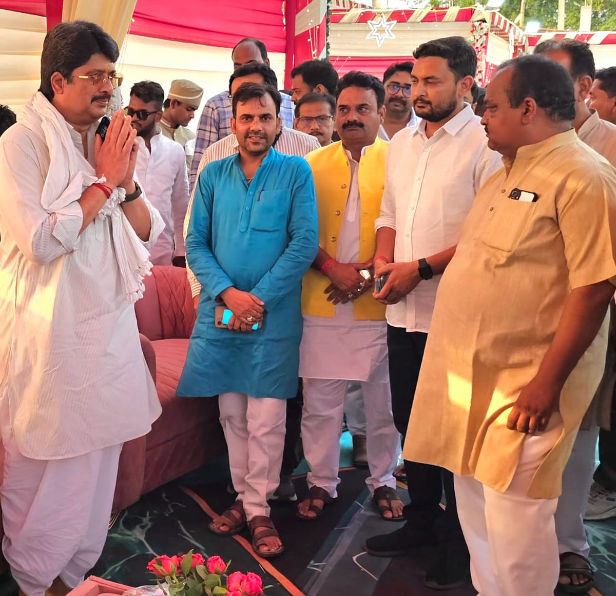 Dinesh_jsdl's tweet photo. शेर ए हिंद, युवाओं के प्रेरणा  स्रोत माननीय राजा भैया जी के का सानिध्य एवं आशीर्वाद तथा कई मुद्दों पर बातचीत ।
प्रतापगढ़ में माननीय गोपाल जी के प्रतिनिधि अनिल कुमार सिंह लाल साहब के पुत्र आदित्य के विवाहोपरान्त आशीर्वाद समारोह में। https://t.co/ebMera3YIr