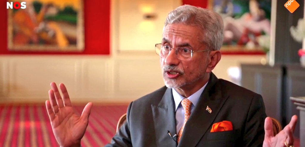 🚨 INTERVIEWER : Did Trump negotiate Ceasefire?

EAM S JAISHANKAR 😅 : US was in the United States. Pakistani army sent a message that they were ready to stop firing.

"Other countries expressed concern and made calls to both sides, the ceasefire was negotiated exclusively