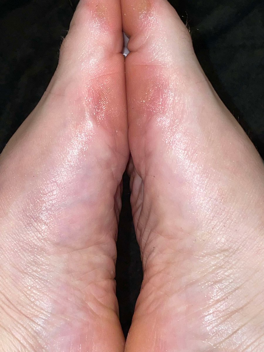 Mommy’s feet she’s gunna use to walk over you; literally; pathetic loser! 

Findom fetish kink paypig WORSHIP