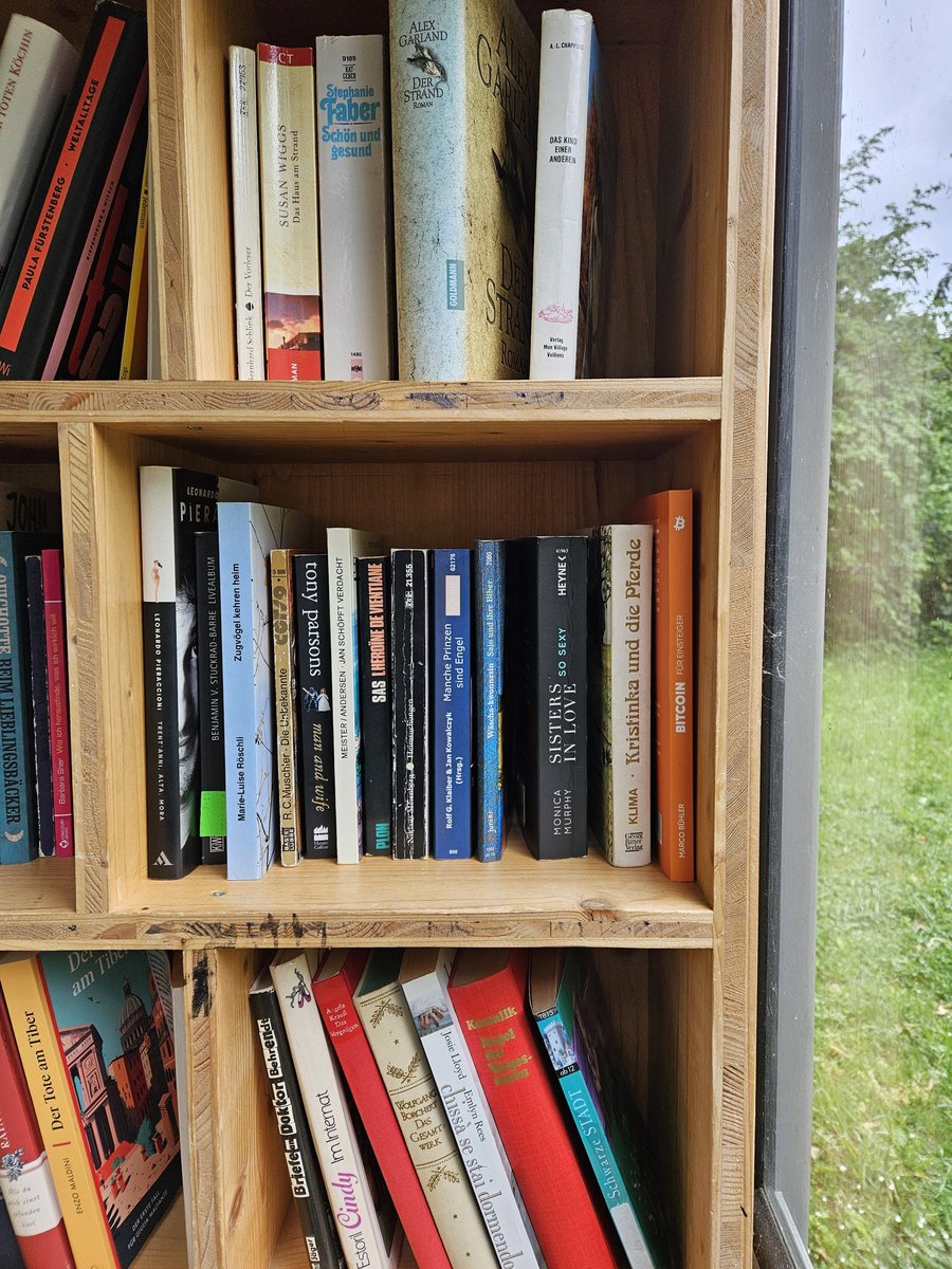 Happy BTC Pizza Day! Das erste Buch vom Bitcoin Book Hunt liegt noch immer am gleichen Ort – auf dem Foto von gestern sieht man genau wo! Vielleicht schnappt es sich <a href="/sunnydecree/">sunnydecree</a> ;) Holt es euch und gönnt euch mit den 21000sats eine Pizza oder spart sie für ein Familienessen in