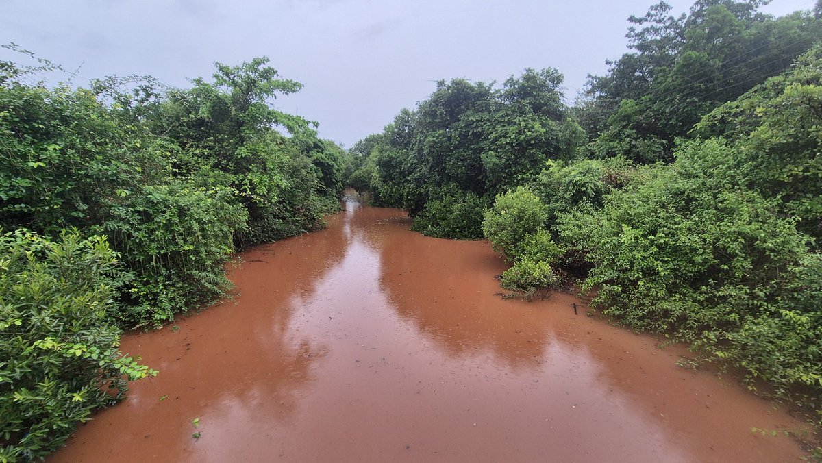 Rivers have gone from absolutely dry to at full capacity after three hours of torrential rain from 1-4 pm in Guhagar

<a href="/meet_abhijit/">Abhijit Modak (कोकण हवामान)🌞🌦️⛈️</a> <a href="/shetty_athreya/">Athreya Shetty 🇮🇳</a>