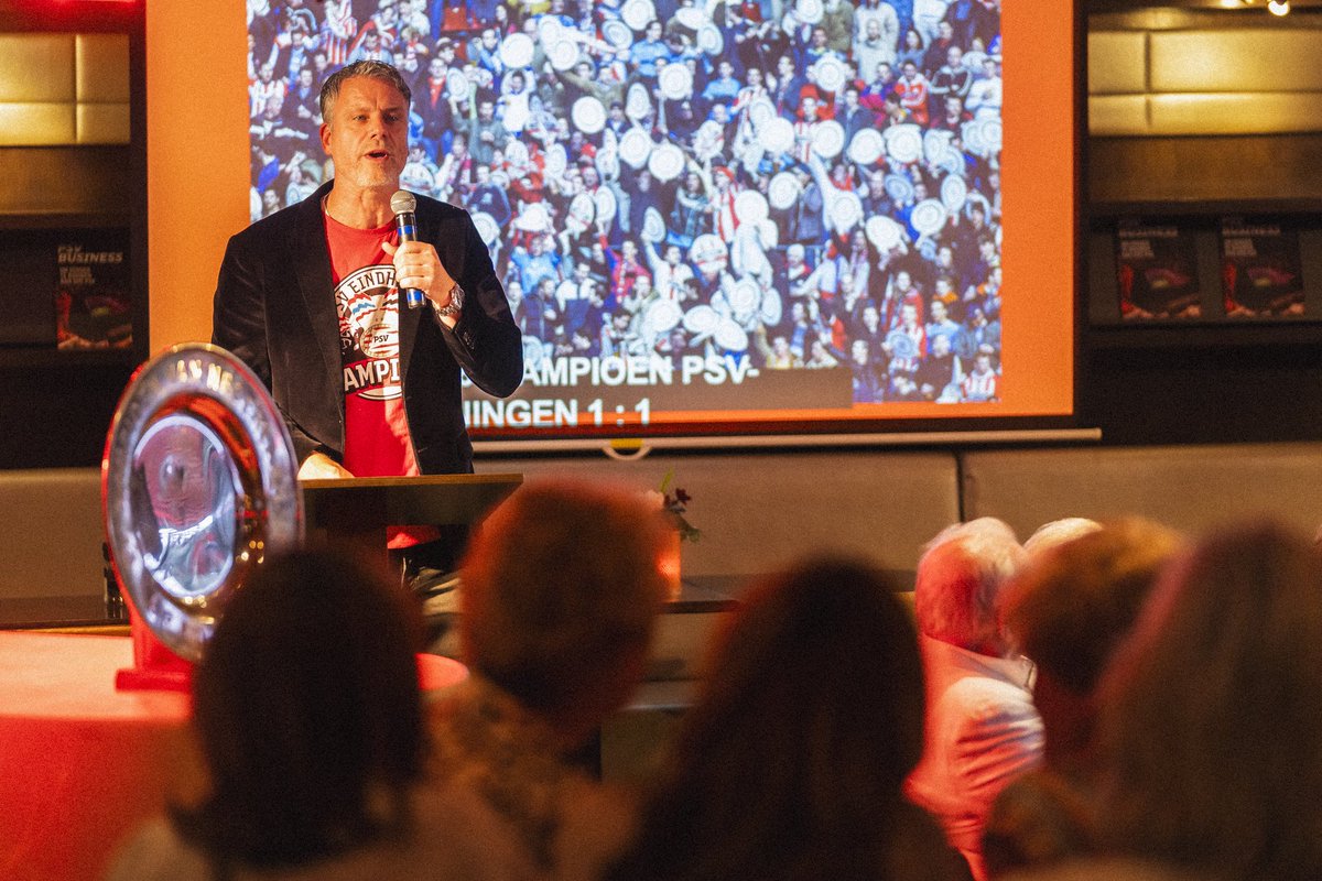 Ron_Verkerk's tweet photo. Wederom een hele waardevolle avond met PSV d’Oude Glorie gehad, onder meer met een prachtig optreden van Rob Scheepers. Dit alles in de vertrouwde omgeving van Eetcafé De Verlenging. https://t.co/fNbpERytkx