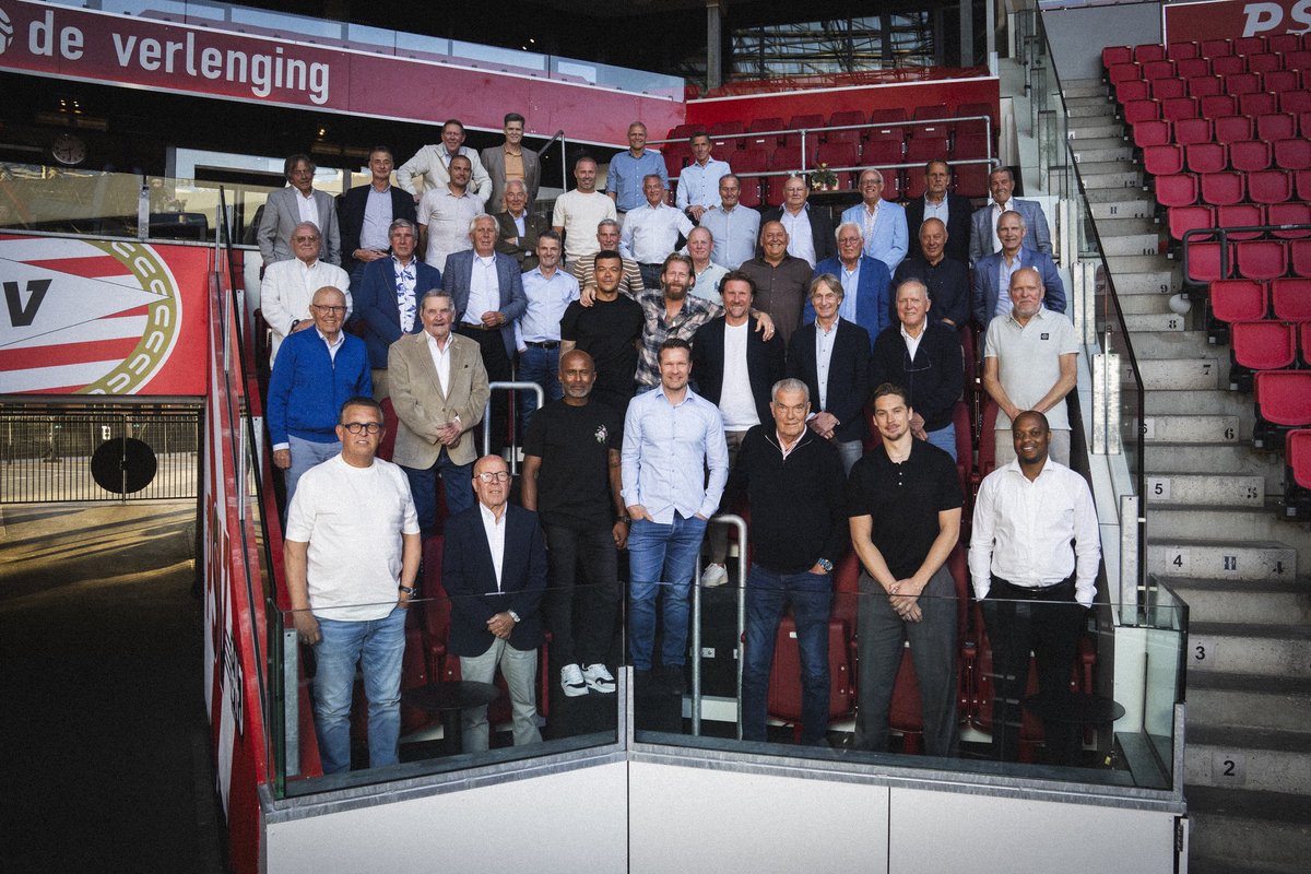 Ron_Verkerk's tweet photo. Wederom een hele waardevolle avond met PSV d’Oude Glorie gehad, onder meer met een prachtig optreden van Rob Scheepers. Dit alles in de vertrouwde omgeving van Eetcafé De Verlenging. https://t.co/fNbpERytkx