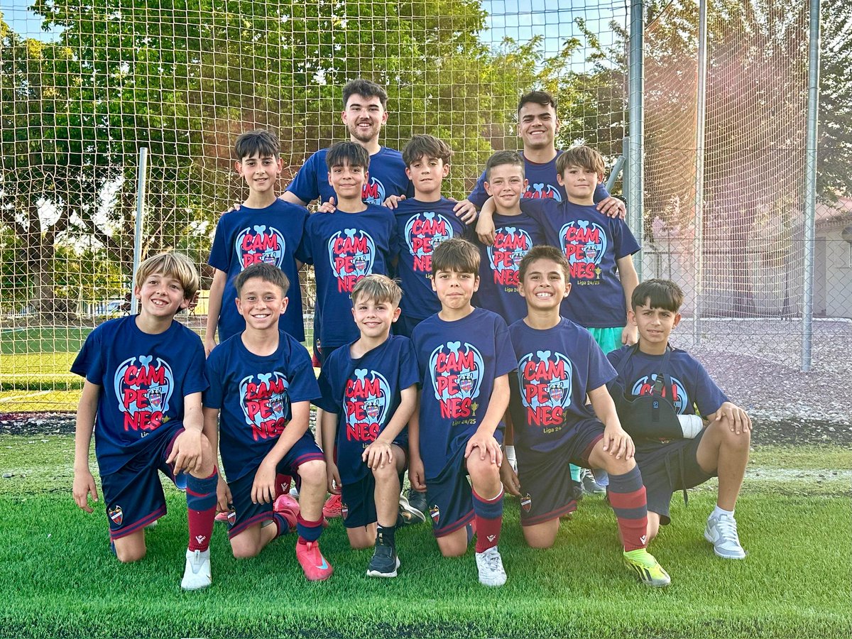 CanteraGranota's tweet photo. 🥇 ¡El Benjamín A se proclama Campeón de Liga! 🐸

¡Enhorabuena, campeones! 👏🏻👏🏻👏🏻 https://t.co/vW0cK3qJE3