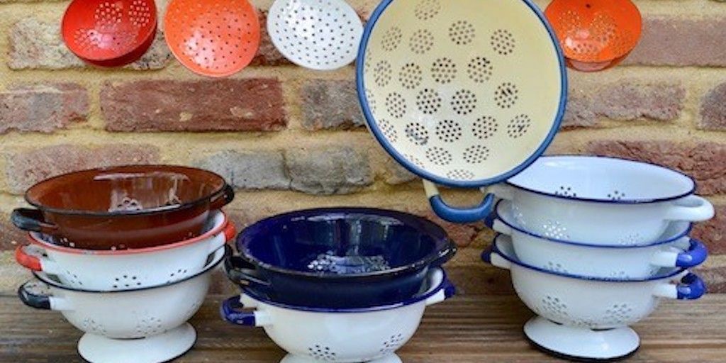 VintageKitchen_'s tweet image. Give that pasta or salad &amp;amp; a really good drain &amp;amp; shake with these #vintage Polish enamel colanders. 🥬 🍝 🌿 bit.ly/3UXgcET 

#kitchenalia #kitchenutensils #throwbackthursday