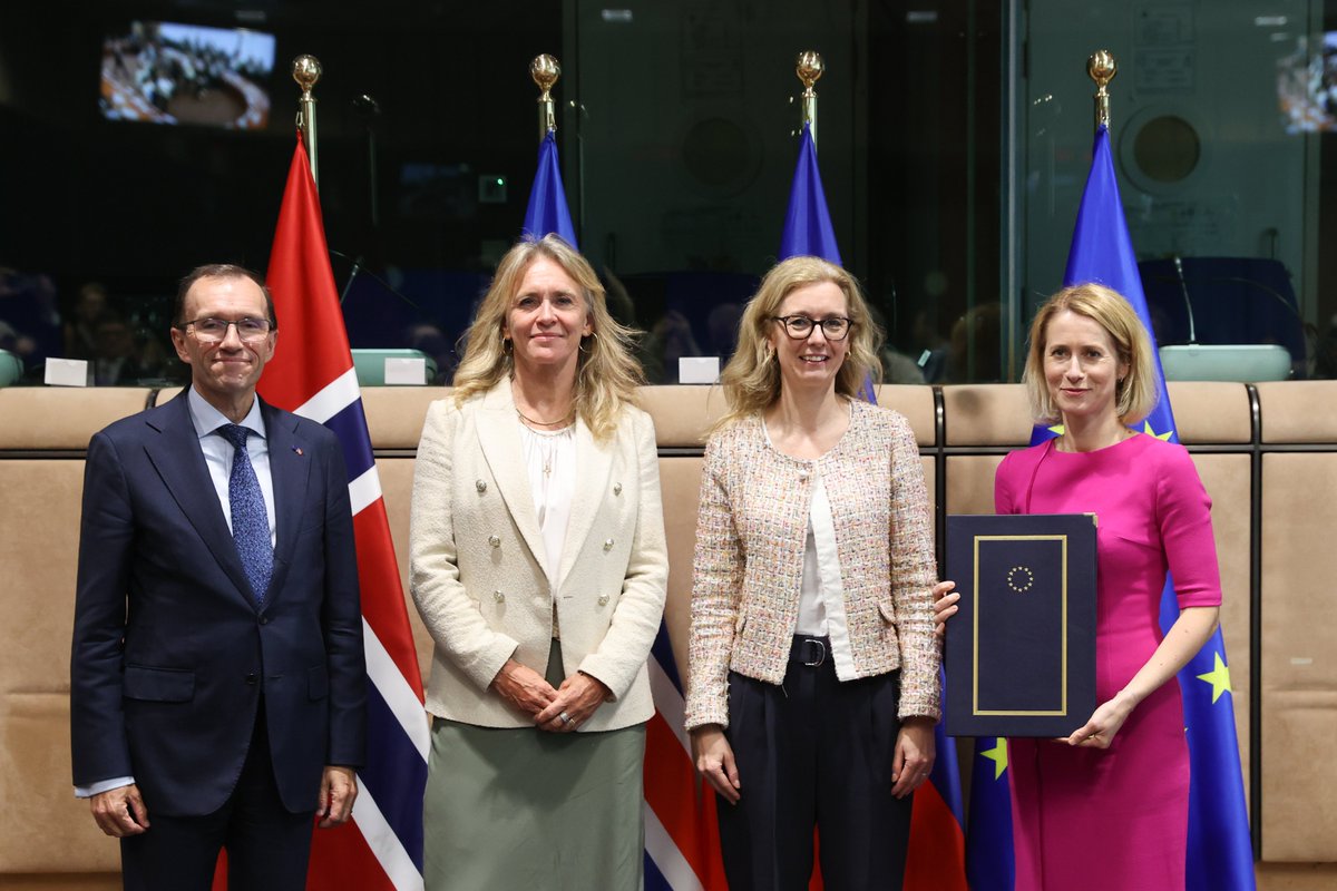 ESB á Íslandi / EU in Iceland (@euiniceland) on Twitter photo Í tengslum við fund EES-ráðsins sem fram fór í gær, undirrituðu 🇪🇺 og EES-EFTA ríkin 🇮🇸🇳🇴🇱🇮 sameiginlega yfirlýsingu um að efla samstarf á sviði utanríkis- og örygismála
<a href="/MarosSefcovic/">Maroš Šefčovič🇪🇺</a>, viðskiptastjóri 🇪🇺, og <a href="/kajakallas/">Kaja Kallas</a>, utanríkisstjóri 🇪🇺, funduðu þar með <a href="/thorgkatrin/">Þorgerður Katrín Gunnarsdóttir</a> 🇮🇸 Í tengslum við fund EES-ráðsins sem fram fór í gær, undirrituðu 🇪🇺 og EES-EFTA ríkin 🇮🇸🇳🇴🇱🇮 sameiginlega yfirlýsingu um að efla samstarf á sviði utanríkis- og örygismála
<a href="/MarosSefcovic/">Maroš Šefčovič🇪🇺</a>, viðskiptastjóri 🇪🇺, og <a href="/kajakallas/">Kaja Kallas</a>, utanríkisstjóri 🇪🇺, funduðu þar með <a href="/thorgkatrin/">Þorgerður Katrín Gunnarsdóttir</a> 🇮🇸
