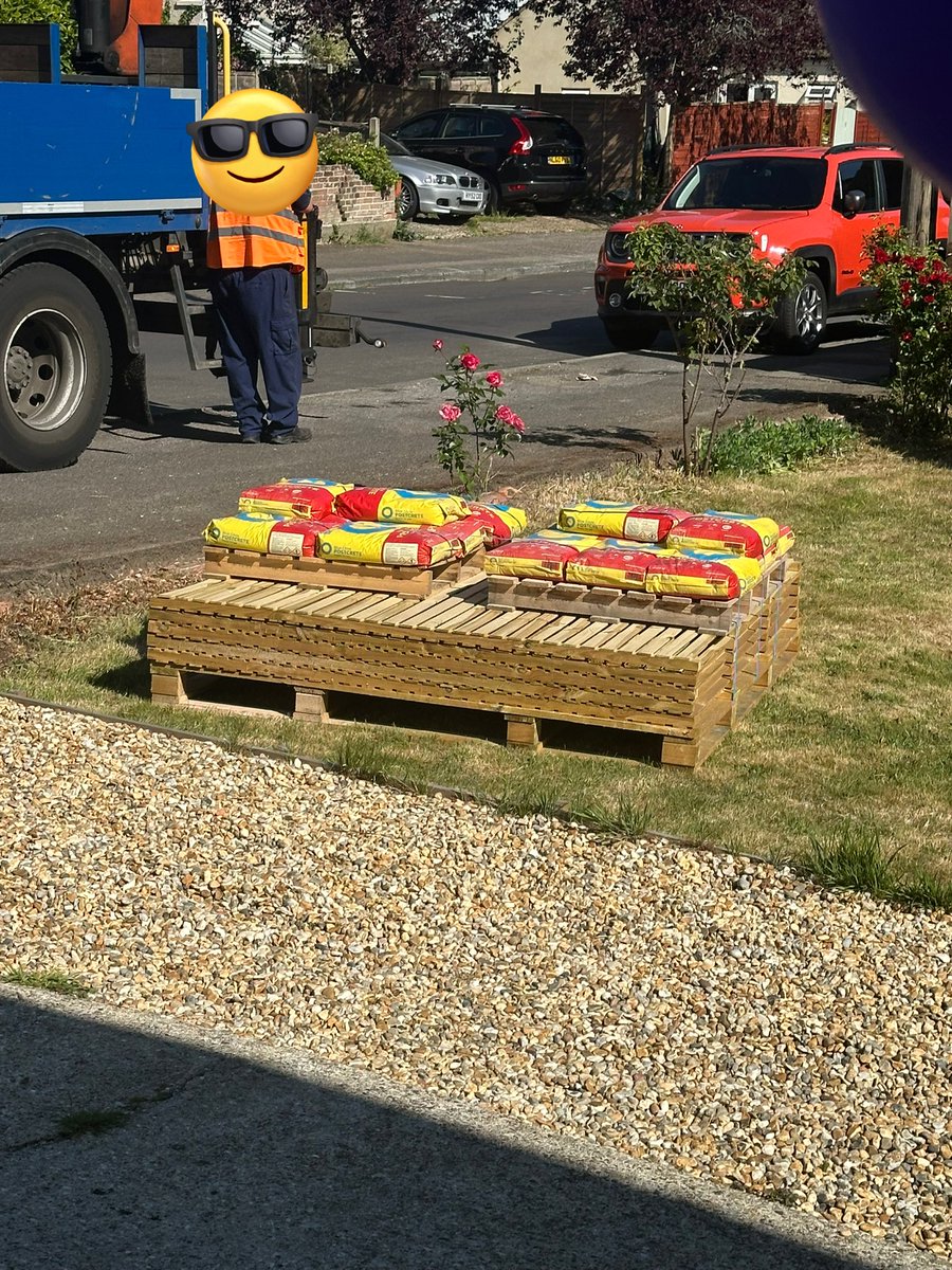 wordsmithaaron's tweet photo. @Wickes customer service is a nightmare. Two broken fence panels, almost a week later and still no replacements. Asking for photos for evidence… but not receiving photos and sending me generic email responses every day. 

Really smart idea to load concrete ON TOP of fencing? https://t.co/Jypaf2rk43