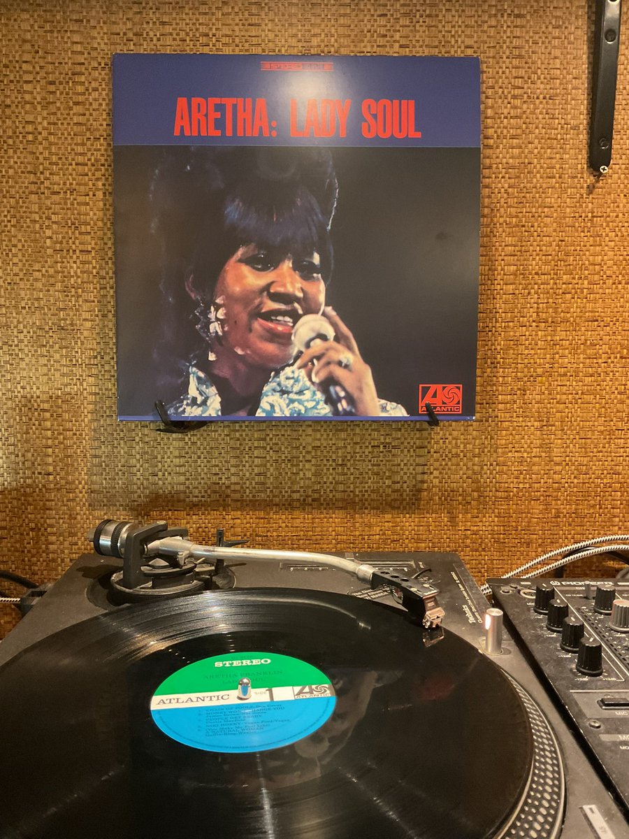 ImwanoS's tweet photo. 今日のレコード
アレサ・フランクリン『Lady Soul』。
魂を震わせる歌声とグルーヴ。
ソウルの女王が、今夜もバーに降臨。
#ArethaFranklin #LadySoul #今日のレコード #ステップスカラー #VinylTime #SoulQueen #アナログレコード #バーのBGM #日田バー巡り https://t.co/fnjptJYqzK