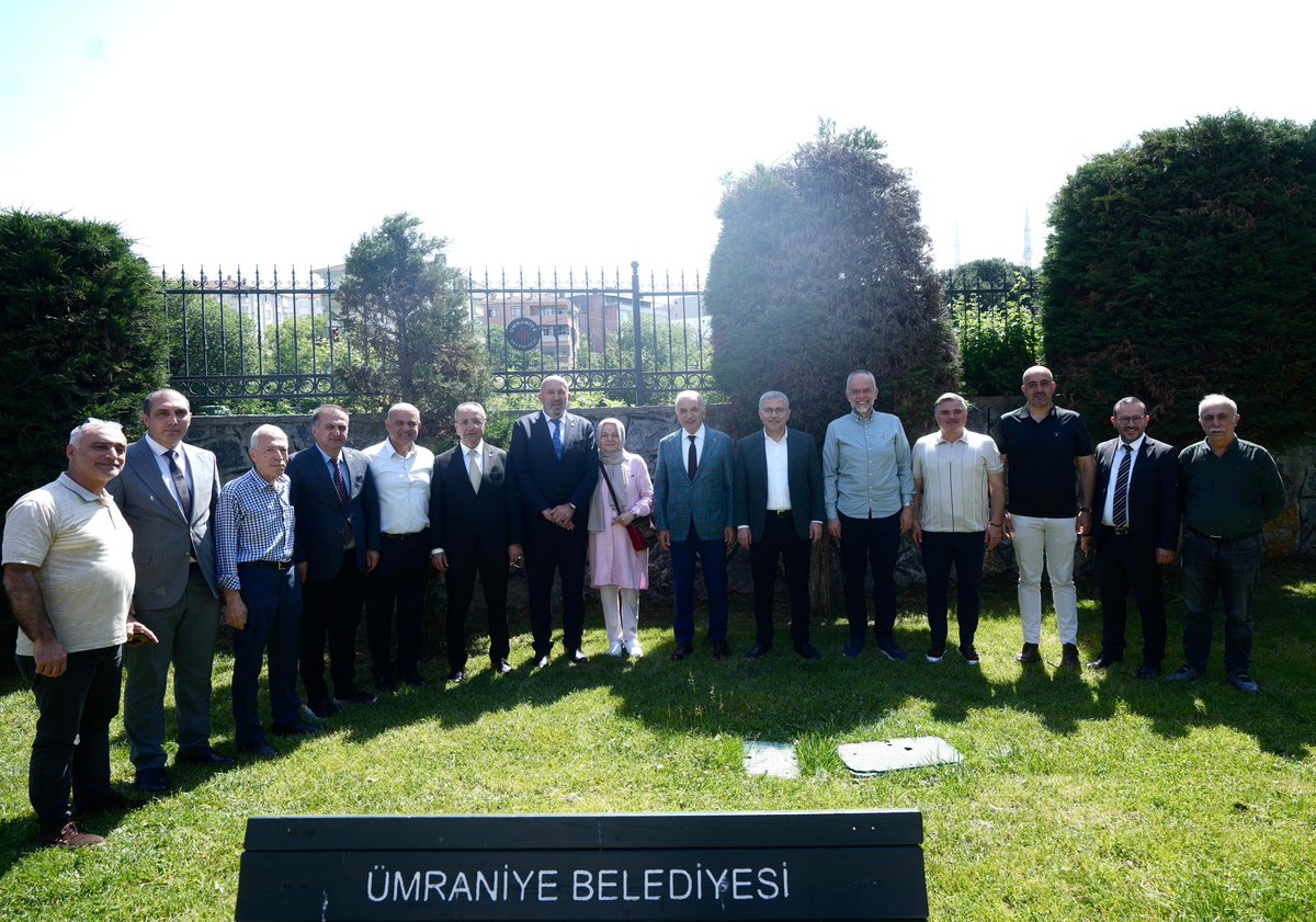 Ümraniye Kaymakamımız Yüksel Çelik, Ümraniye Belediye Başkanımız İsmet Yıldırım, AK Parti MKYK Üyemiz
Hilmi Türkmen, Rize Muhtarlar Federasyonu Başkanı Remzi Güzeli ile birlikte Necip Fazıl Mahalle Muhtarı ve Türkiye Muhtarlar Konfederasyonu Başkanı Kadir Delibalta’yı ziyaret
