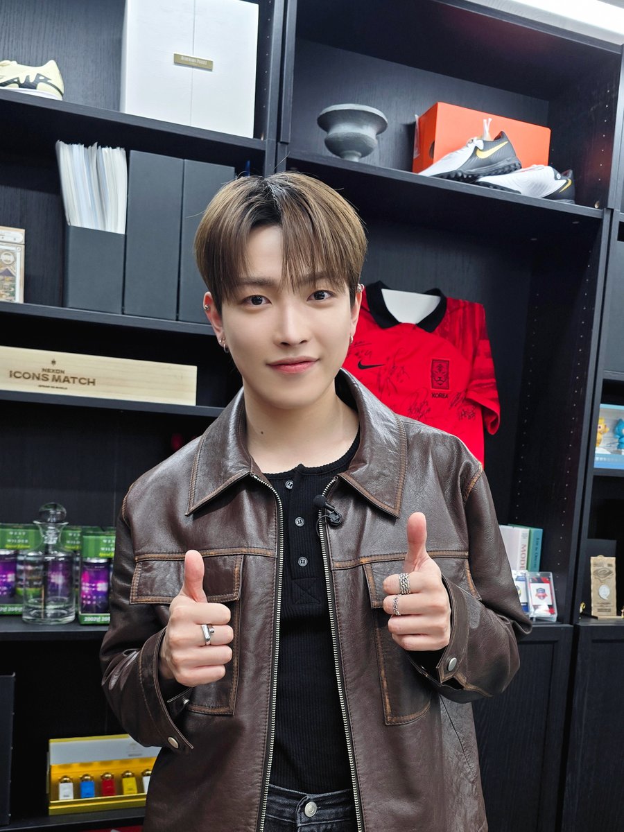 ATEEZofficial's tweet photo. [📷] 안정환 19 '안정환의 하프타임' Behind Photo

자칭 타칭 축구 찐팬으로서
촬영 내내 멈출 수 없었던 토크⚽
같이 이야기 나눌 ATINY〰?

#ATEEZ #에이티즈 #HONGJOONG #홍중 https://t.co/dAxJhIVAOD
