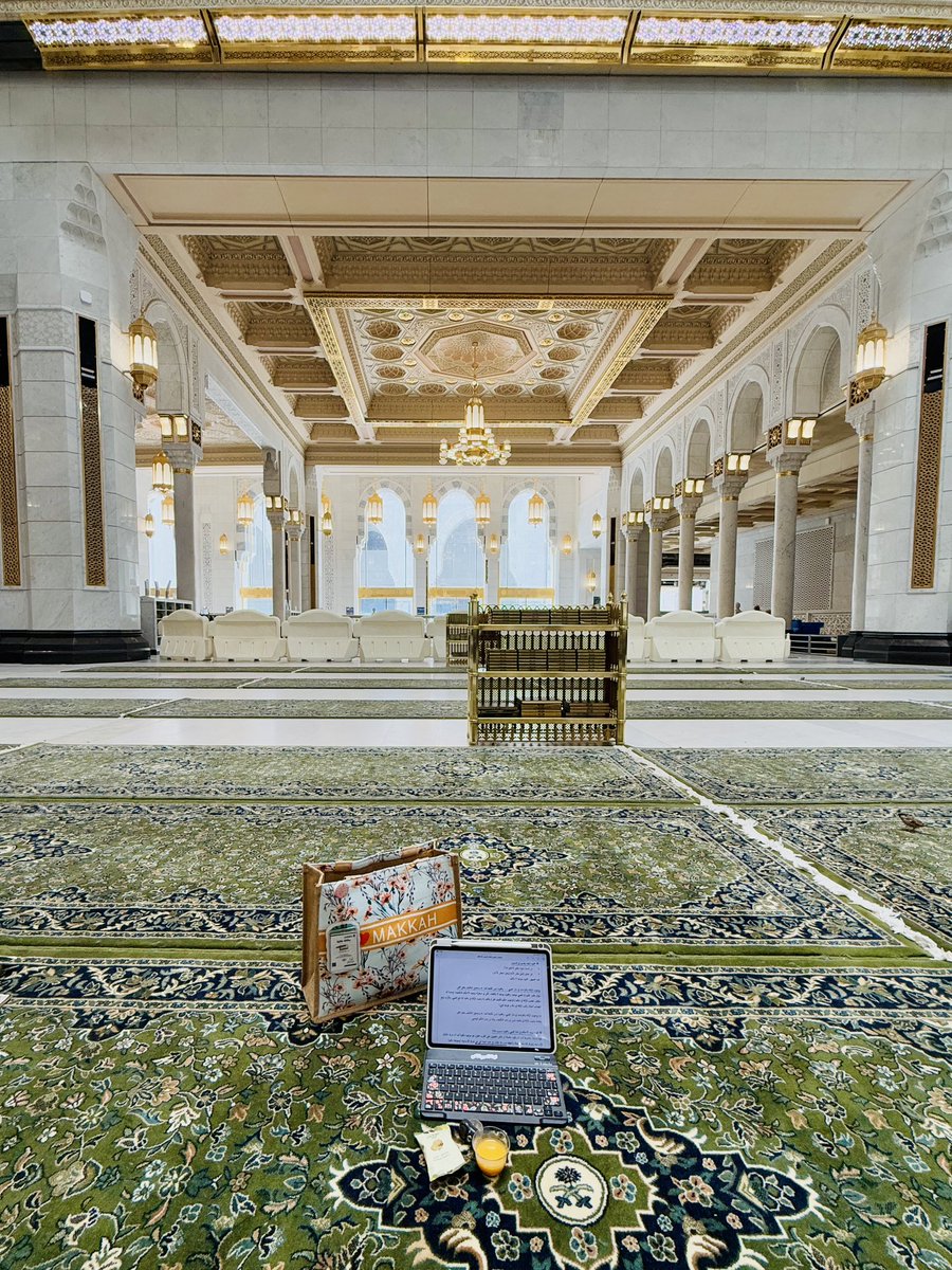 عائشةُ نورُ الحرم المكيِّ تزدهي
بقلمِ الشريعةِ توثِّقُ دربَ الهدىٰ

- مضى عامي الأول في مرحلة البكالوريوس-
بفضلِ ربّي🕋💕