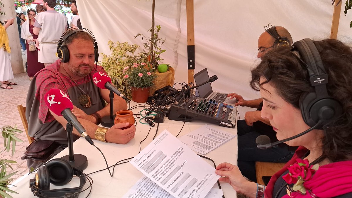 Hoy <a href="/elsolCEX/">El Sol sale por el Oeste</a> y <a href="/nurirol/">Nuria Labrador Rol</a> desde #Emeritaludica. Mérida se transforma en la Roma clásica durante 5 días. El alcalde anuncia que la carrera de cuadrigas en un circo abarrotado será un momento cumbre  canalextremadura.app/videos/182647-…