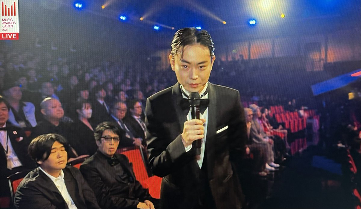 kATAyu__'s tweet photo. MUSIC AWARDS JAPAN 2025見てて菅田将暉さんの後ろからなんか存在感を感じるなぁと思ってよく見たら…岡村靖幸さん😆 https://t.co/0MnCadbuzU