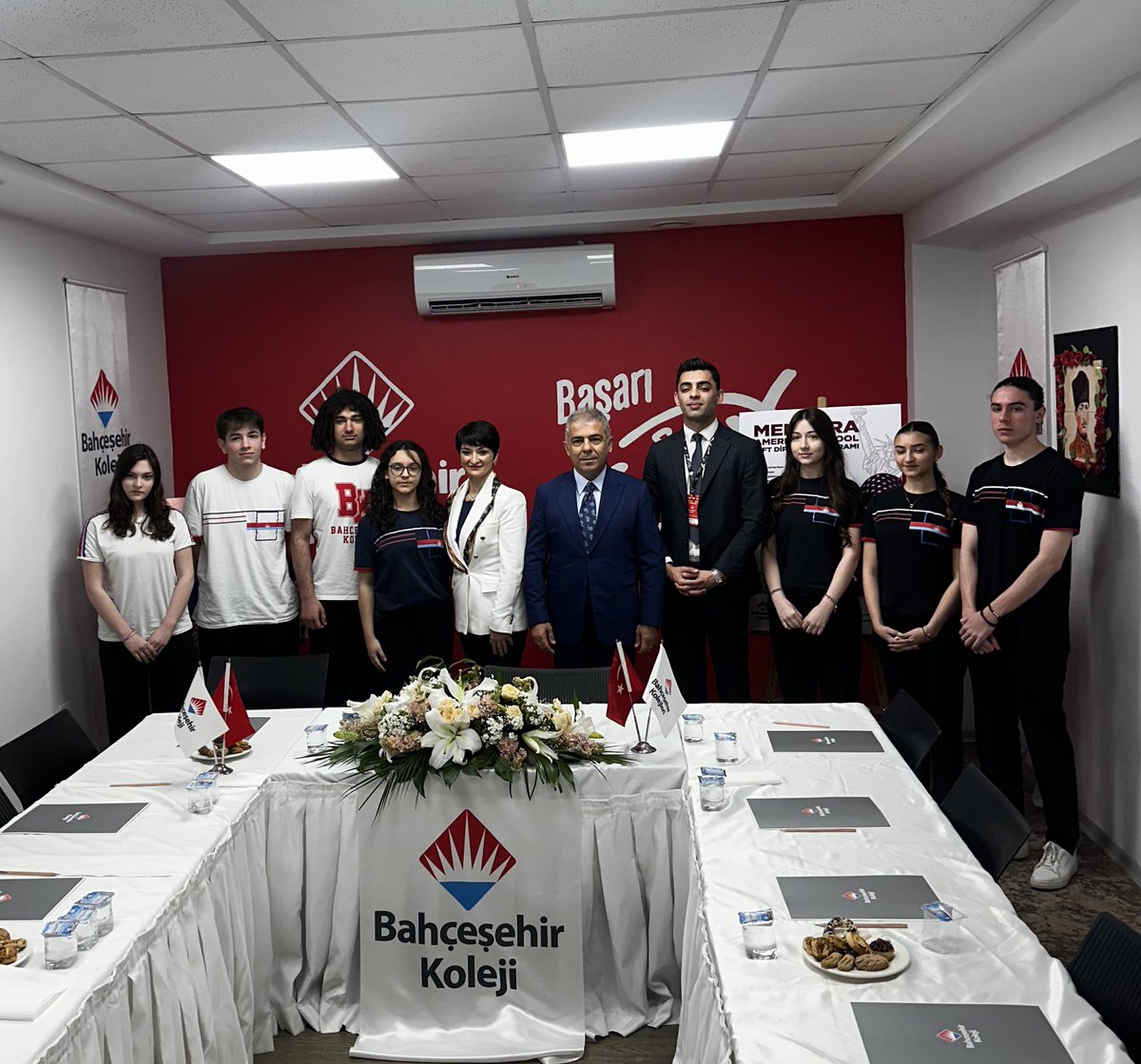 Genel Müdür Yardımcımız Sn. Savaş Boyar, Kampüs Müdürümüz Semra Ebil, GEC Sorumlumuz Utku Akyol ve yurt dışı üniversitelerinden kabul alan öğrencilerimizle bir basın toplantısı gerçekleştirdik.
Öğrencilerimiz başarı hikâyelerini ve kabul aldıkları üniversiteleri paylaştı.
🎓🌍