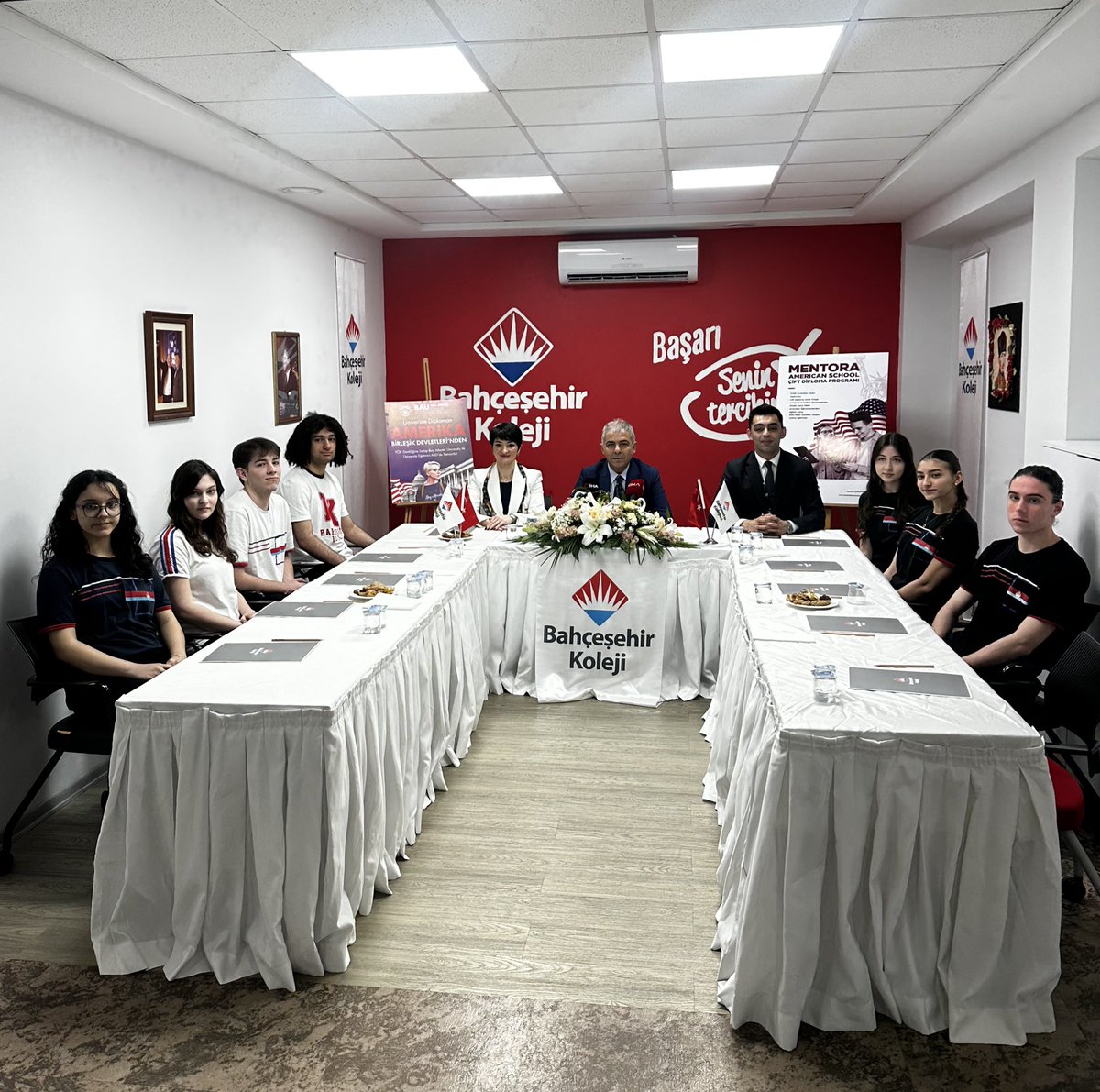 BahcesehirOrdu's tweet photo. Genel Müdür Yardımcımız Sn. Savaş Boyar, Kampüs Müdürümüz Semra Ebil, GEC Sorumlumuz Utku Akyol ve yurt dışı üniversitelerinden kabul alan öğrencilerimizle bir basın toplantısı gerçekleştirdik.
Öğrencilerimiz başarı hikâyelerini ve kabul aldıkları üniversiteleri paylaştı.
🎓🌍 https://t.co/RDPKyzr92K