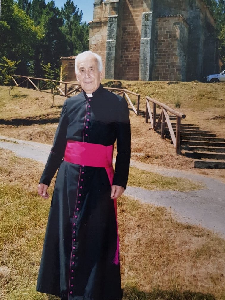 ➕
Con profundo pesar nos despedimos de Monseñor Serafín Sedano Gutiérrez, nuestro querido "don Sera", llego en 1963, como nuestra A.D. El Pardo, con la intención de quedarse dos años, convirtiéndose en un pilar fundamental de esta comunidad durante más de seis décadas. 
DEP