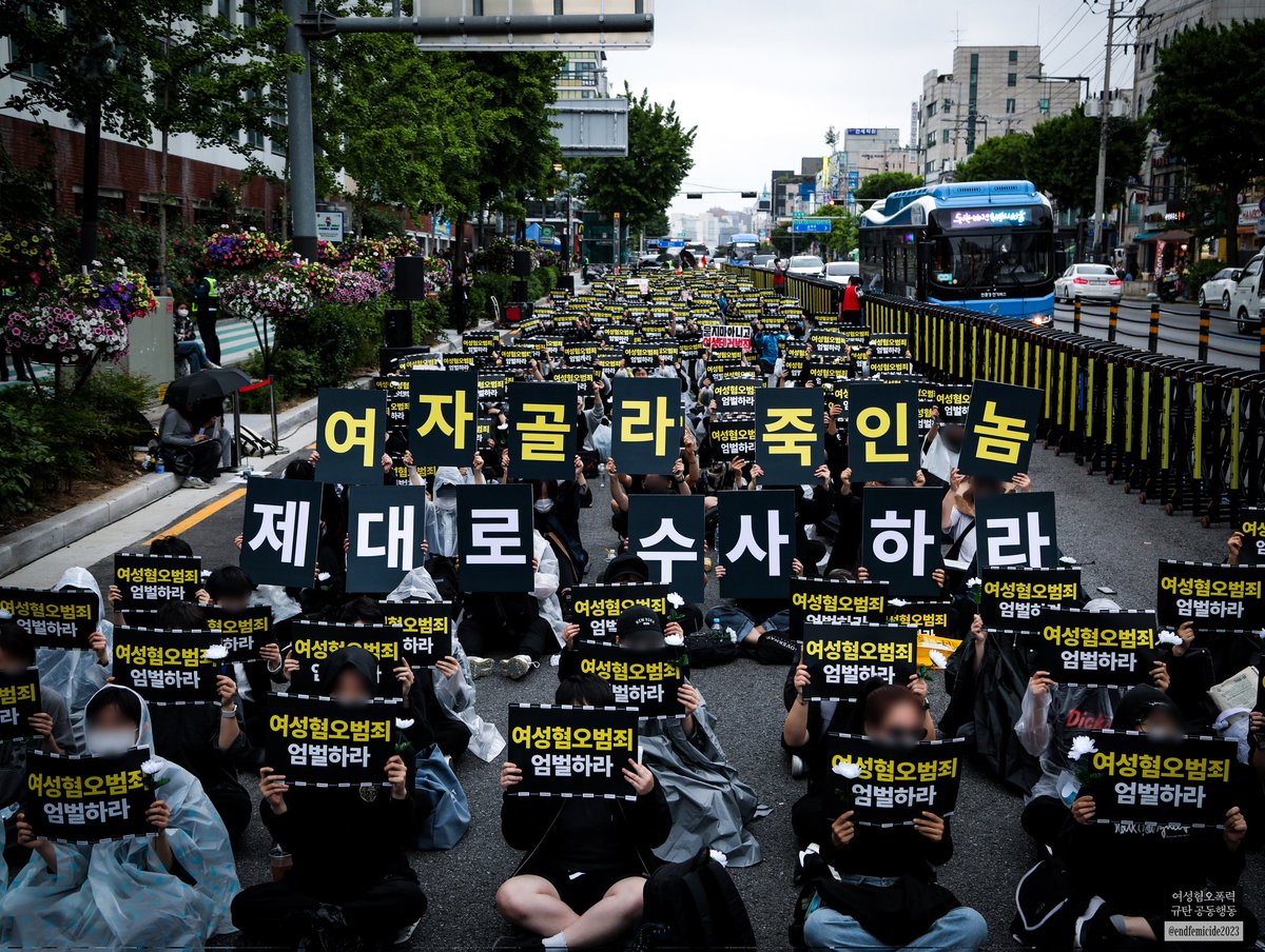 endfemicide2023's tweet image. 5월 17일, 강남역 여성혐오 살인사건 9주기를 추모하고, 미아역 여성혐오 살인사건을 규탄하기 위해 800여 명의 여성이 미아역에 모였습니다.
그러나 지난 19일, 경찰은 끝내 이 사건을 여성혐오 범죄가 아닌 ‘이상동기범죄’로 분류했습니다. 여성이라는 이유로 범죄의 표적이 되는 구조를 지우고…