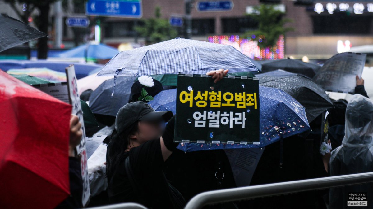 endfemicide2023's tweet image. 5월 17일, 강남역 여성혐오 살인사건 9주기를 추모하고, 미아역 여성혐오 살인사건을 규탄하기 위해 800여 명의 여성이 미아역에 모였습니다.
그러나 지난 19일, 경찰은 끝내 이 사건을 여성혐오 범죄가 아닌 ‘이상동기범죄’로 분류했습니다. 여성이라는 이유로 범죄의 표적이 되는 구조를 지우고…