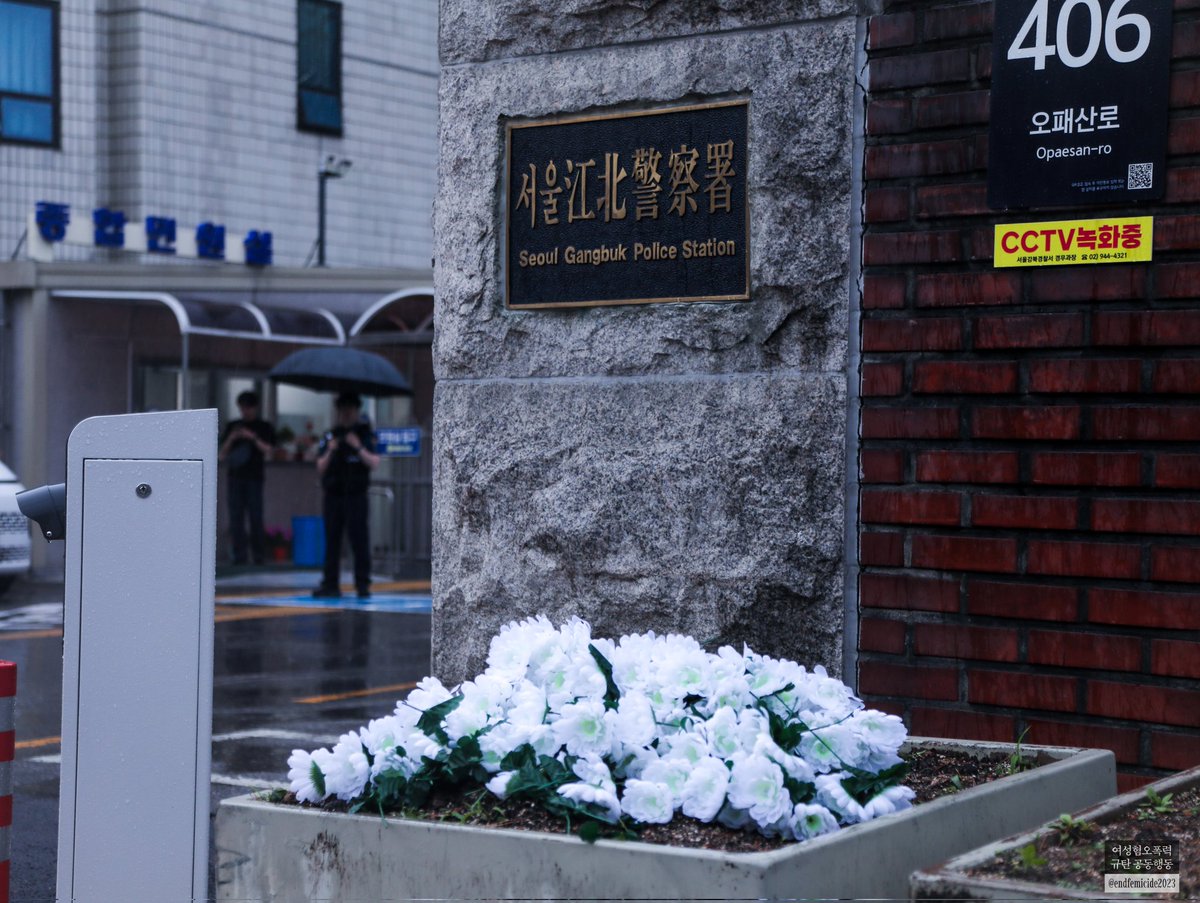 endfemicide2023's tweet image. 5월 17일, 강남역 여성혐오 살인사건 9주기를 추모하고, 미아역 여성혐오 살인사건을 규탄하기 위해 800여 명의 여성이 미아역에 모였습니다.
그러나 지난 19일, 경찰은 끝내 이 사건을 여성혐오 범죄가 아닌 ‘이상동기범죄’로 분류했습니다. 여성이라는 이유로 범죄의 표적이 되는 구조를 지우고…