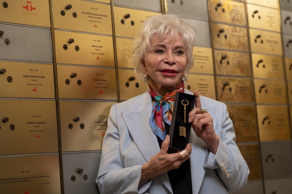 Instituto Cervantes (@instcervantes) on Twitter photo #IsabelAllende entrega el manuscrito y la primera portada de #LaCasadelosEspíritus a la #CajadelasLetras del Cervantes |
ℹ️ cervantes.org/es/sobre-nosot…
También ha legado una de las primeras ediciones de #Paula, el libro que «más le ha dado en la vida».
<a href="/penguinlibros/">Penguin España 🐧📚</a> #IsabelAllende entrega el manuscrito y la primera portada de #LaCasadelosEspíritus a la #CajadelasLetras del Cervantes |
ℹ️ cervantes.org/es/sobre-nosot…
También ha legado una de las primeras ediciones de #Paula, el libro que «más le ha dado en la vida».
<a href="/penguinlibros/">Penguin España 🐧📚</a>