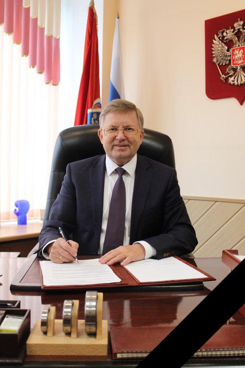 Sota_Vision's tweet photo. В голове монумента «Родина-мать зовет!» в Волгограде обнаружили труп ректора МГАФК. Мужчина попал туда незаконно

В полой голове скульптуры «Родина-мать зовет!» найдено тело 68-летнего Николая Чеснокова, ректора Московской государственной академии физической культуры, доктора педагогических наук, профессора и академика РАЕН. 

Предварительно, у мужчины случился сердечный приступ. В МГАФК подтвердили смерть Чеснокова.

Внутрь головы памятника Чесноков, вероятнее всего, попал в ходе нелегальной экскурсии, без необходимого пропуска. Очевидцы говорят, что залезть в «голову» очень трудно, но еще сложнее в подвижный «меч» конструкции. Сейчас экскурсовод на допросе.