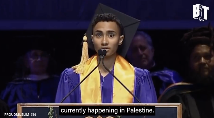FabbioSabatini's tweet photo. 🧵La settimana scorsa, la New York University (NYU) ha sospeso il diploma di uno studente di Economia che, nel discorso tenuto durante la cerimonia di laurea, ha menzionato “le atrocità” e condannato “il genocidio” in corso in Palestina.

1/8 https://t.co/uHQYW7Ahr0