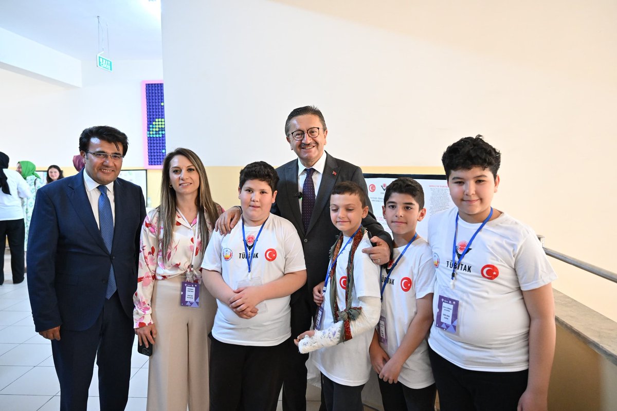 Bugün gençlerimizle bilimin ışığında buluştuk!
Beşikkaya Mahallemizdeki İmam Hatip Ortaokulumuzda düzenlenen Bilim Fuarı’na katılarak geleceğimizin mimarı çocuklarımızla bir araya geldik.

Bu güzel organizasyonda emeği geçen tüm gençlerimizi, fedakâr öğretmenlerimizi ve okul