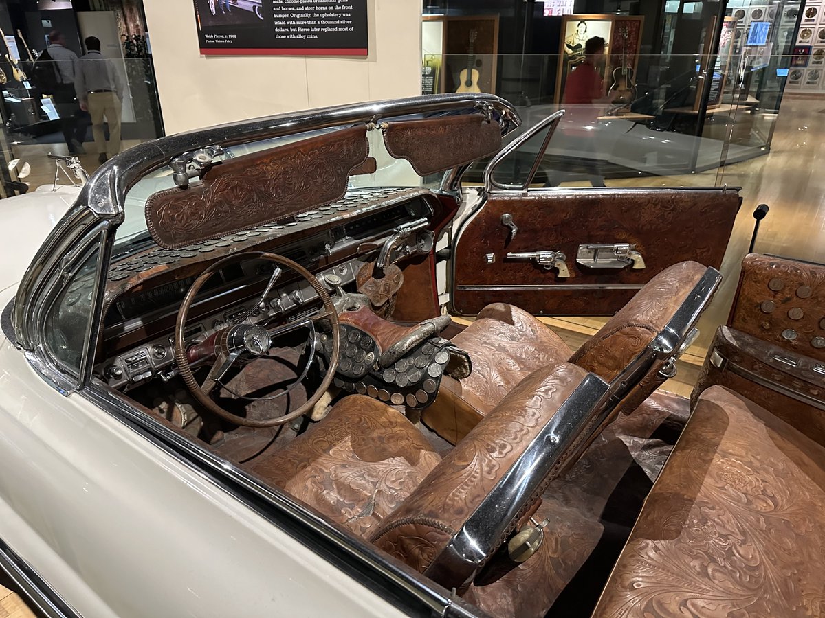 Peter_Res_USA's tweet photo. Ciekawe eksponaty w Country Music Hall of Fame 🤠🎶🎸
Cadillac Webb’a Pierce
#Toyta #Nashville #autobanda
1/3 https://t.co/iw2G6RpxgT