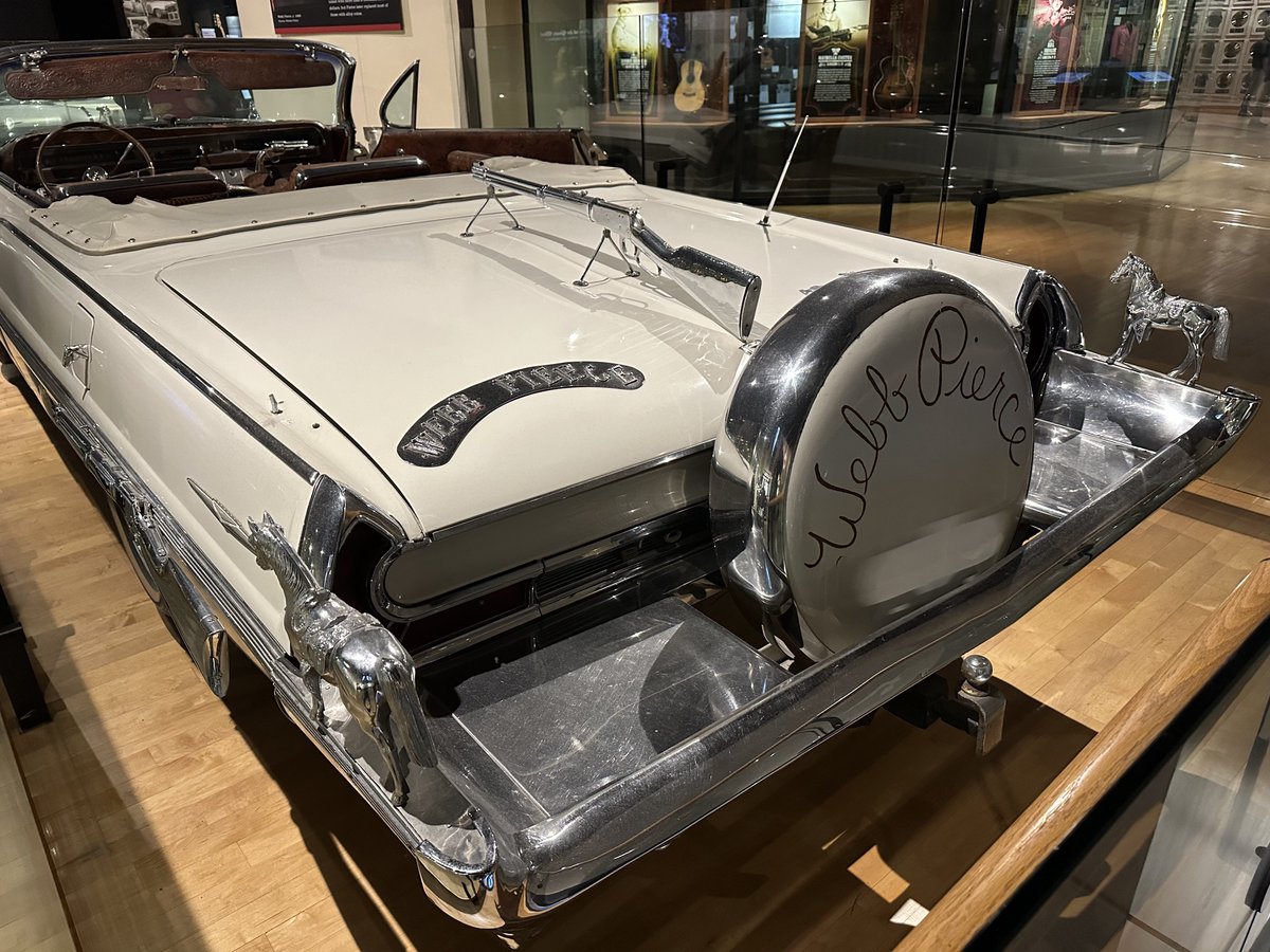Peter_Res_USA's tweet photo. Ciekawe eksponaty w Country Music Hall of Fame 🤠🎶🎸
Cadillac Webb’a Pierce
#Toyta #Nashville #autobanda
1/3 https://t.co/iw2G6RpxgT