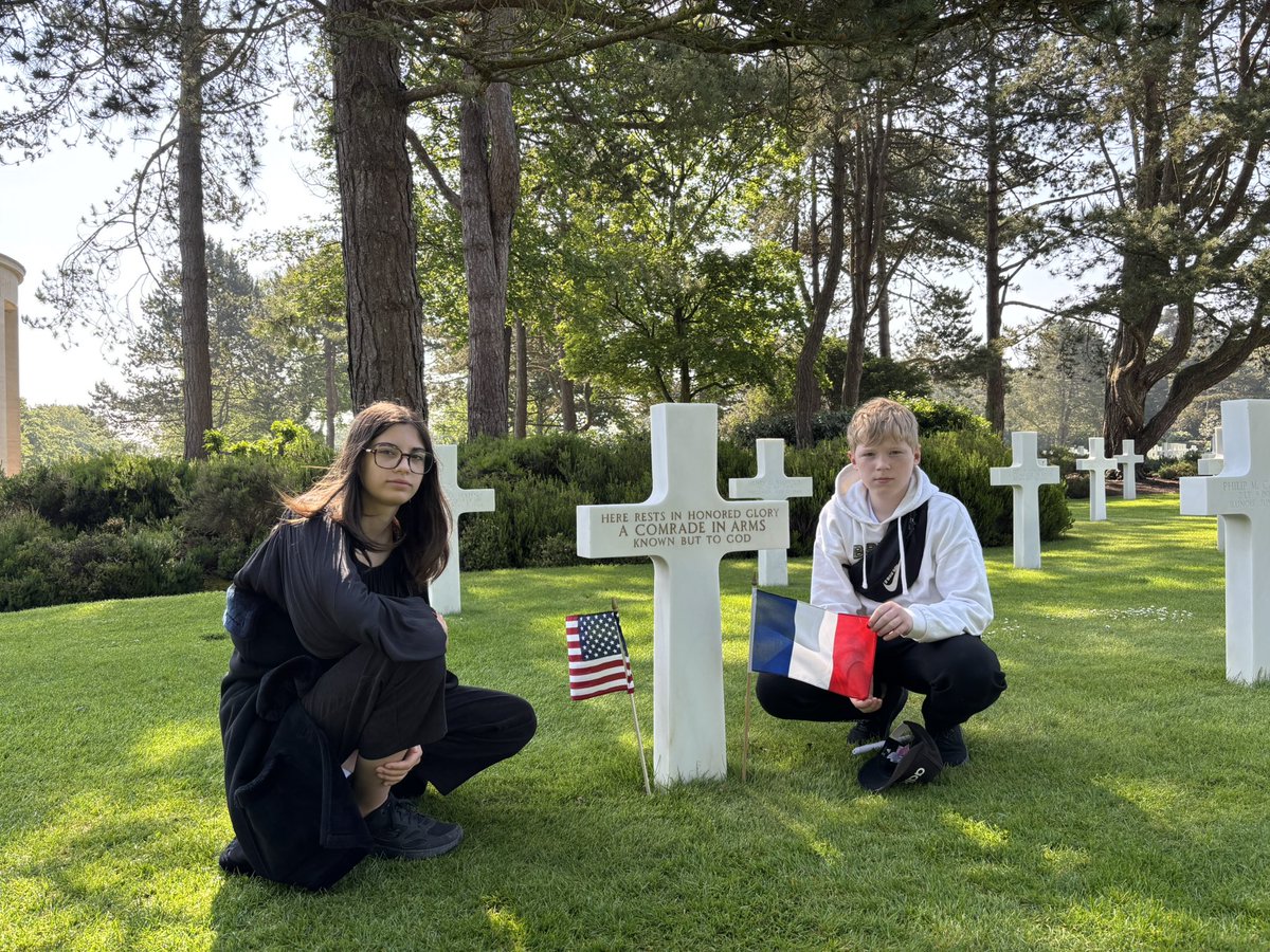 Visite du cimetière américain de Colleville-sur-Mer avec nos partenaires allemands. Hommage particulier à un soldat inconnu. #engagement #DevoirDeMémoire <a href="/EUErasmusPlus/">Erasmus+</a> <a href="/dsden50/">DSDEN 50</a> <a href="/ClgLeFerronay/">Collège Le Ferronay</a> <a href="/Drareicnormande/">DRAREIC Normandie</a> <a href="/ofaj_dfjw/">🇫🇷 OFAJ_DFJW 🇩🇪</a> <a href="/VilleCherbourg/">Ville de Cherbourg-en-Cotentin</a>