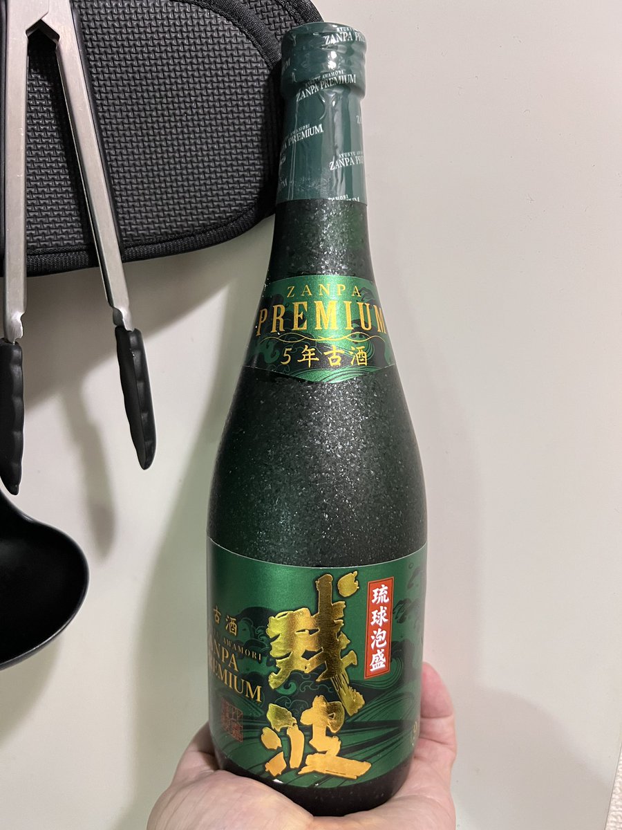 ojizousan's tweet photo. 本日の酒林堂配信のお供は

お酒は寒菊の『TRUE WHITE 純米大吟醸雄町』と『残波プレミアム5年古酒』

肴は「黒メバルの煮付」「鰹の青唐味噌なめろう」「珍味3種(タコ塩レモン、牛ミノキムチ、なんちゃって豆腐餻(とうふよう=クリームチーズのイカ塩辛、鮎��うるか和え)」「鶏皮ポン酢」

#酒林堂 https://t.co/GXrAKrSJuu