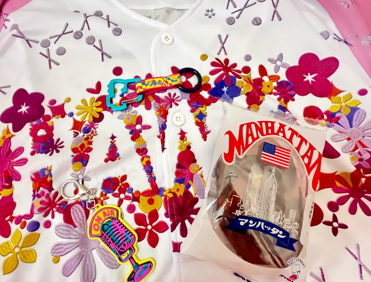 manysmh's tweet photo. @Nakajin_sekaino @fromsekaowa
@saori_skow @DJLOVE_SNO

今日マンハッタン買って、絶対記念写真撮ろうと思った九州在住ソフトバンクホークスファン💪
3日前の野球観戦の片付けサボってZeppに行ったら推しの声で推し球団名出てきてめまい🤦‍♀️
ライブのメインステージ最前って初だったけど本当にいた⋯？ https://t.co/ifg1w7s3FU