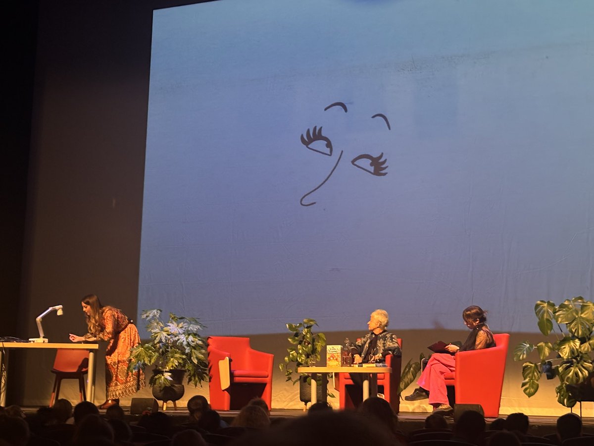 A fantastic morning at <a href="/NewTheatreHull/">Hull New Theatre</a> watching THE <a href="/JackyWilsonHQ/">Jacqueline Wilson</a> talk about her exciting new book ‘The Seaside Sleepover’. We also practised our illustrating skills with <a href="/RachaelADean/">Rachael Dean ✍🏼🎨</a>. A wonderful morning ❤️