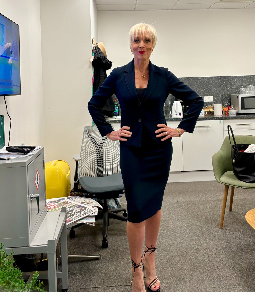 DawnNeesom's tweet image. Most co-ordinated edition of @JeremyVineOn5 ever! The wonderful @RobbieRinder @MatthewStadlen &amp;amp; me in school uniform navy 😉Also matchy @shaunleane earrings with perfect producer @elliefishleigh 👯‍♀️ Lovely team, lovely day🥰 @channel5_tv #JeremyVine #winterfuelallowance