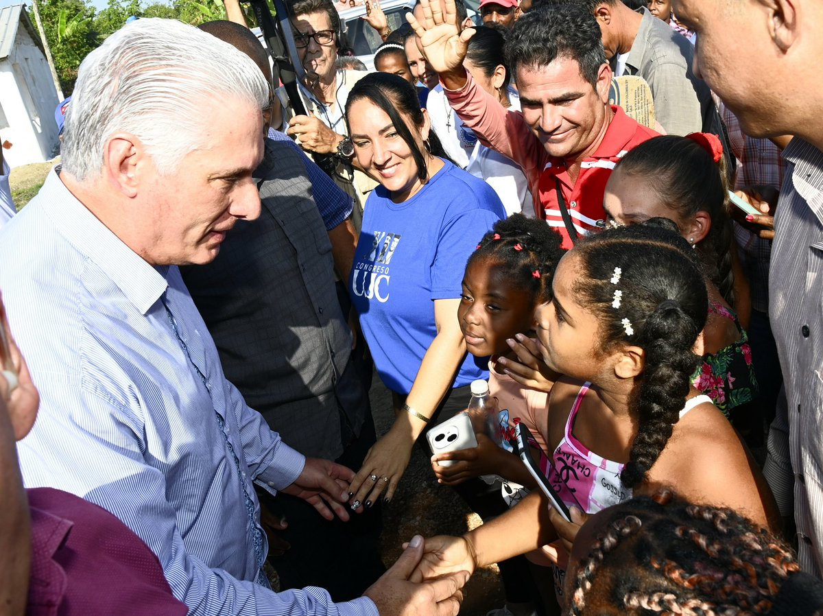 DiazCanelB's tweet photo. Ayer estuvimos en varios municipios de Camagüey; hoy seguimos en Villa Clara los recorridos que nos permiten dialogar con campesinos, obreros, profesionales de diferentes sectores y con nuestro pueblo. En medio de difíciles tiempos, hay colectivos y experiencias muy inspiradores. https://t.co/TSgYaHIt2h