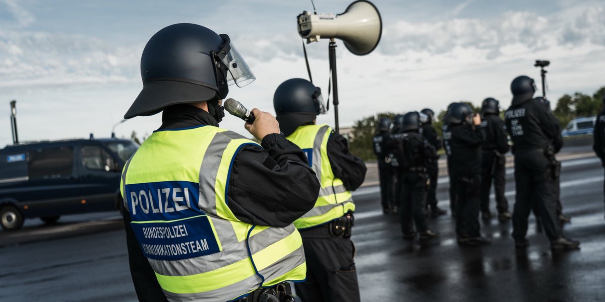 Die Taktische Kommunikationseinheit (TaKE) gewährleistet eine präzise und zielgerichtete #Kommunikation der #Polizei in komplexen Einsatzsituationen.🚨📢 Sie sorgt dafür, dass polizeiliche Maßnahmen klar und verständlich an die relevanten Zielgruppen übermittelt werden, um eine