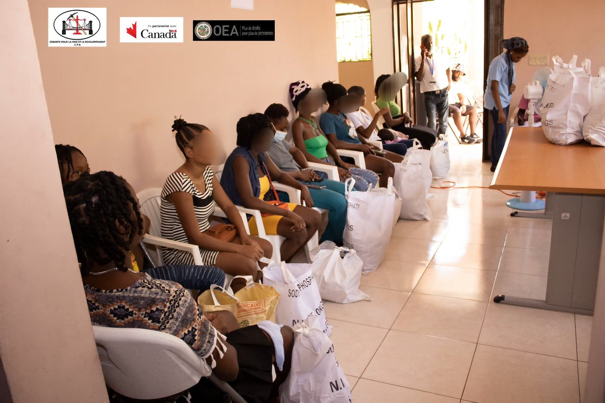 CombiteD's tweet photo. En cette période difficile, la précarité touche profondément tous les secteurs de la vie nationale, et les jeunes en sont les premières victimes.Dans ce contexte,le #CPD,soutenu par @OEAHaiti avec l’appui financier du gouvernement canadien🇨🇦,a organisé un groupe de parole réunissant 25 jeunes filles mères et allaitantes,victimes de violences basées sur le genre (VBG) et issues de quartiers affectés par la violence des groupes armés.L’activité d'appui psychosociale et de resilience a été suivie d’une distribution d’aide alimentaire en faveur de ces jeunes vulnérables,qui ont exprimé leur reconnaissance et leur satisfaction.
#ChanjmanBèlnapfèl