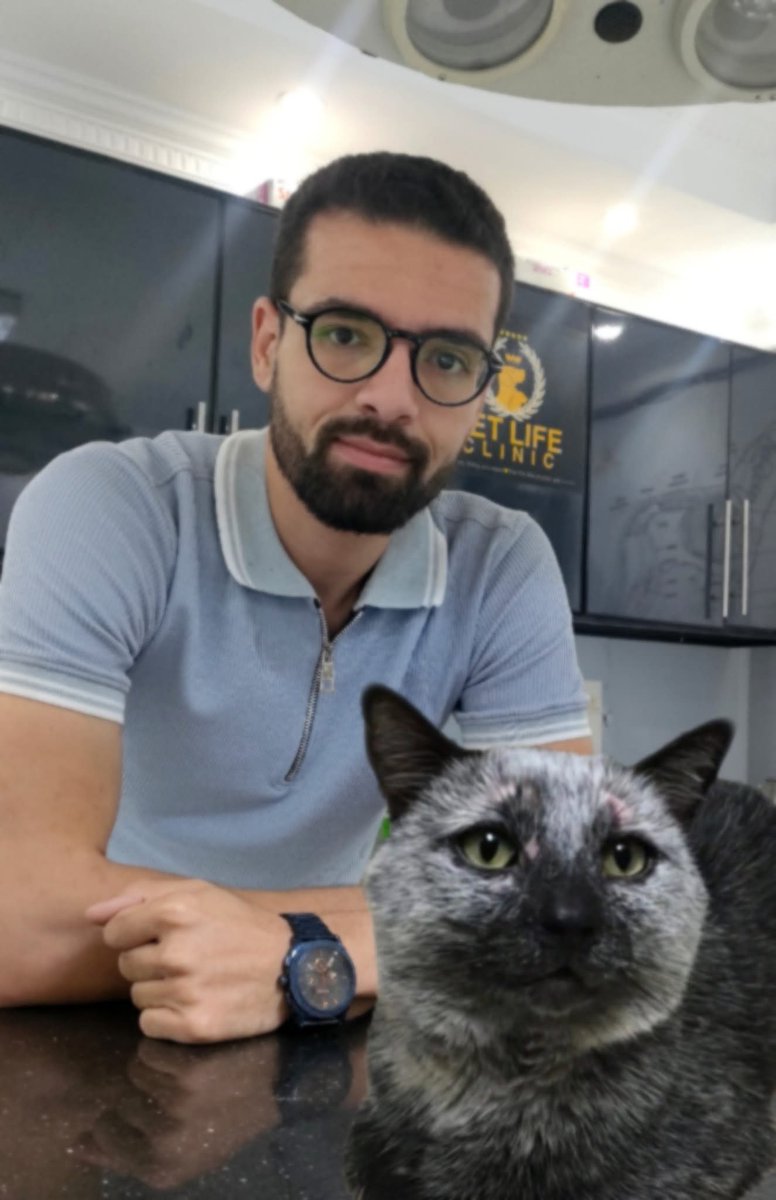 القط ده جه انهارده يتطعم و صاحبه قالي ان لون شعره اتغير كده الفتره اللي فاتت قولتله انه عنده بهاق و ده نادر في القطط المهم بقوله اسجل اسمه ايه في شهادة التطعيم قالي هسميه بهاق سلطان