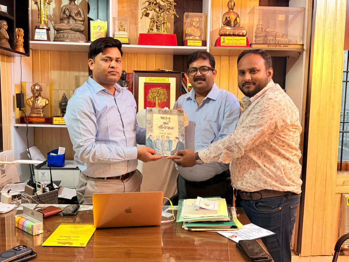 आज हमारे लखनऊ ऑफिस में पशुचिकित्षक संघ के प्रदेश अध्यक्ष डॉ ० अरुण प्रजापति जी साथ में पी० डब्ल्यू० डी० के एक्सियन से शिष्टाचार भेंट हुई।
जहां कई सारे बातों पर चर्चा हुई।
#machhalisahar