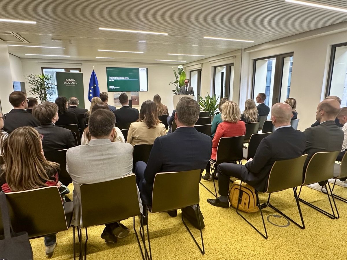 Namestnik guvernerja Primož Dolenc je v Hiši evra v Bruslju slovenskim predstavnikom v evropskih institucijah predstavil aktualni projekt digitalni evro.
Več o Hiši evra 👉 bsi.si/sl/o-nas/hisa-…
Več o Digitalnem evru 👉 bsi.si/sl/placilni-si…