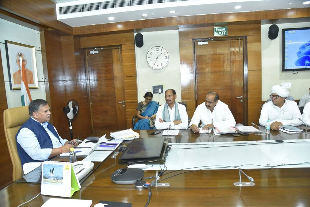 उत्तर प्रदेश के किसानों के विषयो पर भारतीय किसान यूनियन अराजनैतिक के प्रतिनिधिमंडल ने एक बैठक का आयोजन मुख्य सचिव उत्तर प्रदेश की अध्यक्षता में किया जिसमें कृषि, मंडी परिषद, ऊर्जा, खनिज, पशुपालन, चकबंदी, परिवहन, उद्यान, राजस्व, गन्ना सहित कृषि से जुड़े समस्त अधिकारियों ने भाग